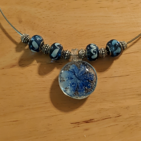Blue glass flower necklace - Picture 3 of 4